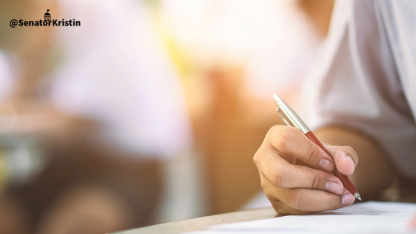 Hand holding a pen.